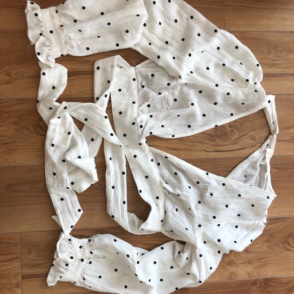 Polka dot, very cropped blouse